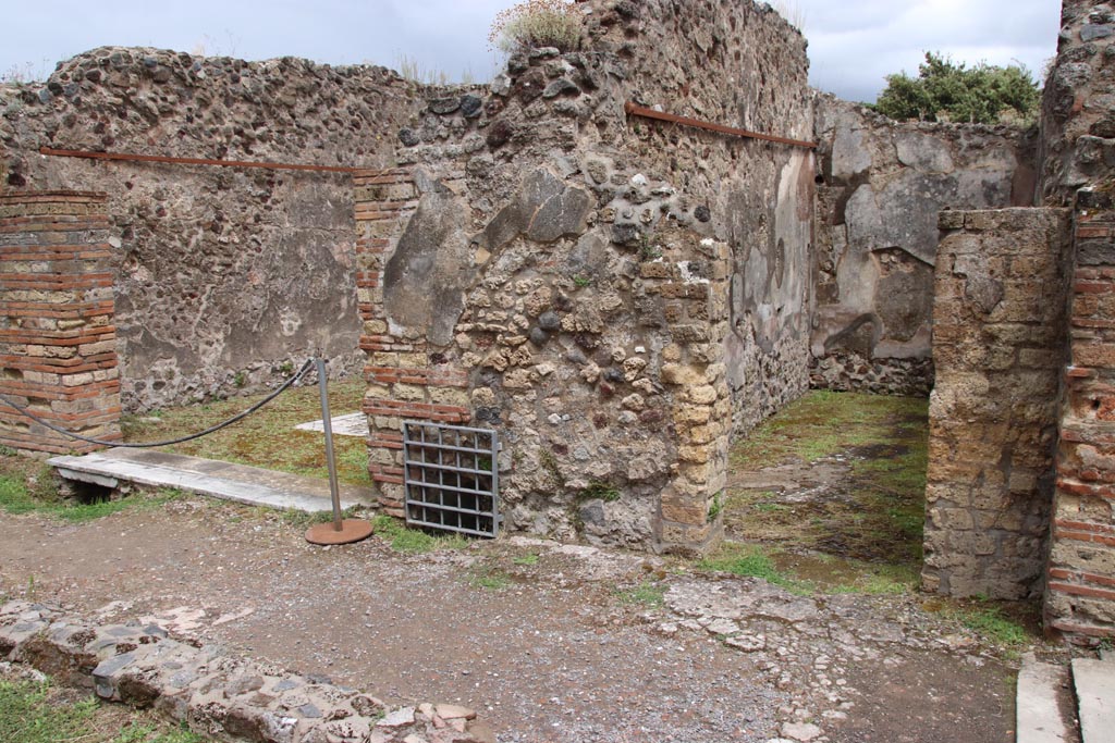 VIII.6.10 Pompeii. May 2024.
Looking towards east side of peristyle area, with doorways to room “p”, on left, and room “o”, on right. Photo courtesy of Klaus Heese