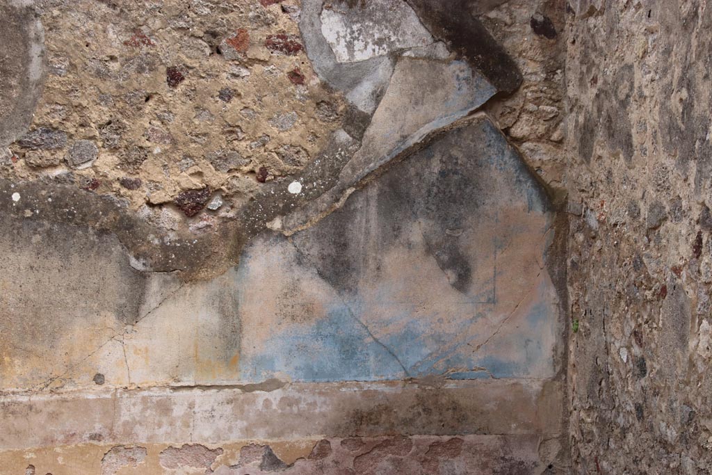 VIII.6.10 Pompeii. May 2024.
Room “p”, looking towards east wall at south end with remaining painted plaster. Photo courtesy of Klaus Heese.