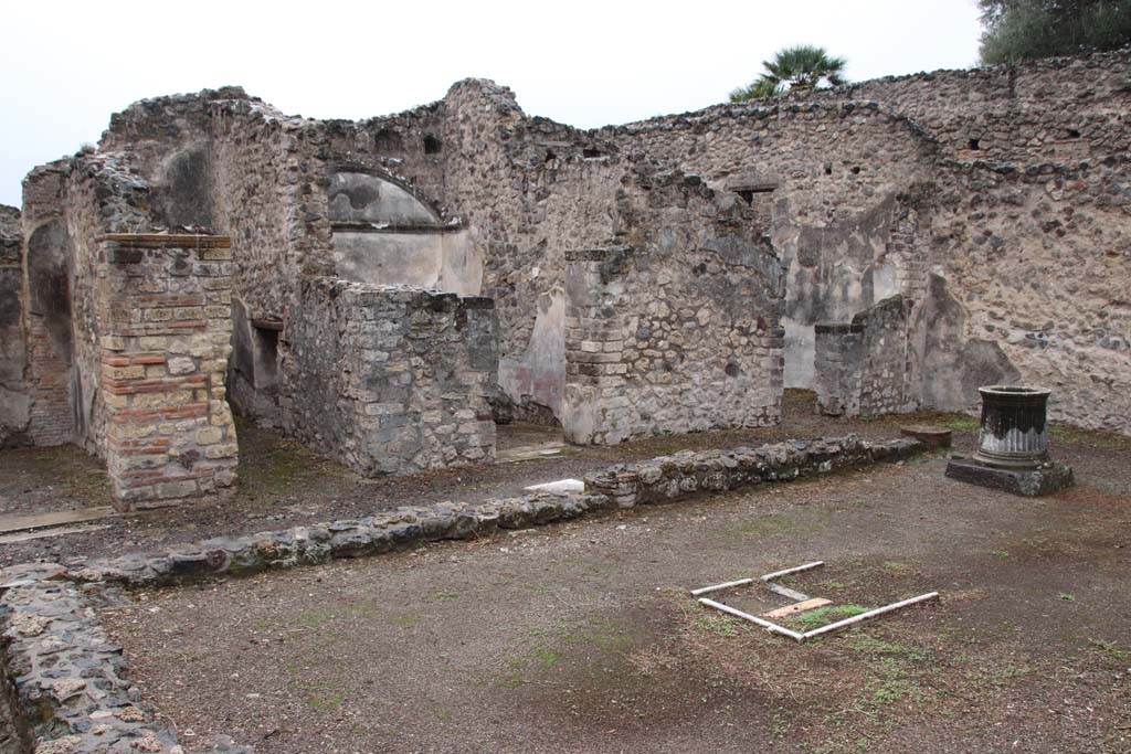VIII.6.10 Pompeii. October 2020.
Looking towards south side of peristyle area, with doorways to rooms “L”, stairs to upper floor, “m” cubiculum, in centre, and and “n”, another cubiculum with window onto vicolo. Room K is on the left, linking to bakery rooms in VIII.6.11. Photo courtesy of Klaus Heese