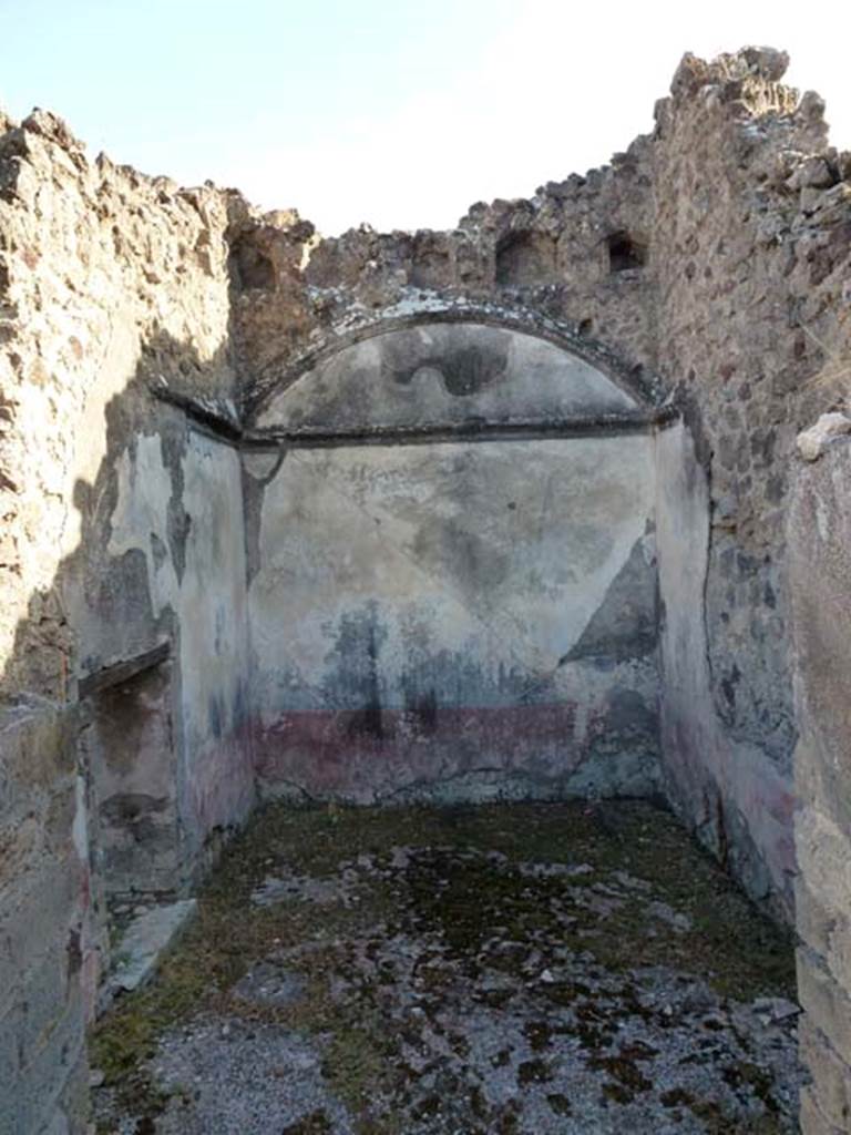 VIII.6.10 Pompeii. September 2011. Looking towards room “m”, on south side of peristyle.
In the south-west corner of the peristyle were two bedrooms. According to BdI, room “n” with a window onto the western vicolo was perhaps the bedroom of a servant. The walls were crudely painted in the latest style with red zoccolo, and a white background. The floor was made of material similar to opus signinum, while part of the floor was composed of pieces of travertine.
In room “m”, the place of the bed was covered by a vaulted ceiling. The walls had a simple decoration: a dark-red zoccolo which ended at the top with a narrow green stripe, above this the walls were white. On top of the white walls was a white cornice which was under a narrow blue frieze. There is no doubt that this decoration must be attributed to the time of the Third Style. A narrow door joined room “m” to the room that remained under the stairs at “L” by which you reached the upper floor. See BdI, 1884, p.184
