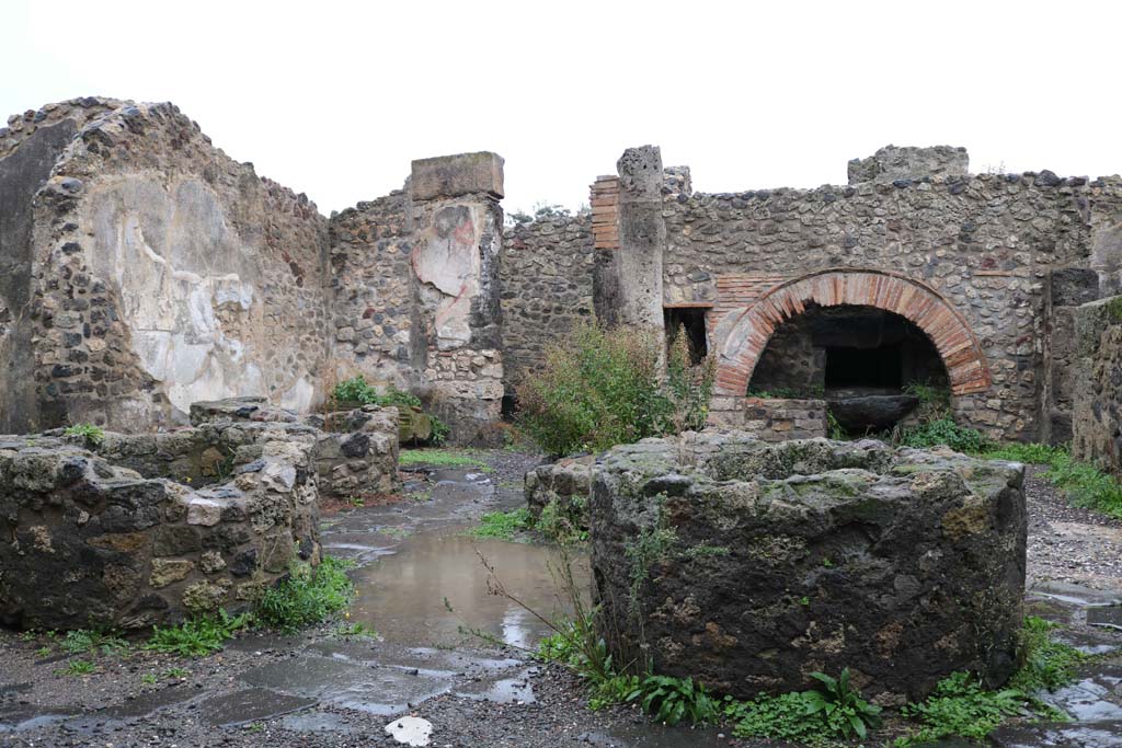 VIII.6.11, Pompeii. December 2018.
Looking north-east across bakery room, with room “k”, on extreme left, and room “e”, in centre. Photo courtesy of Aude Durand.