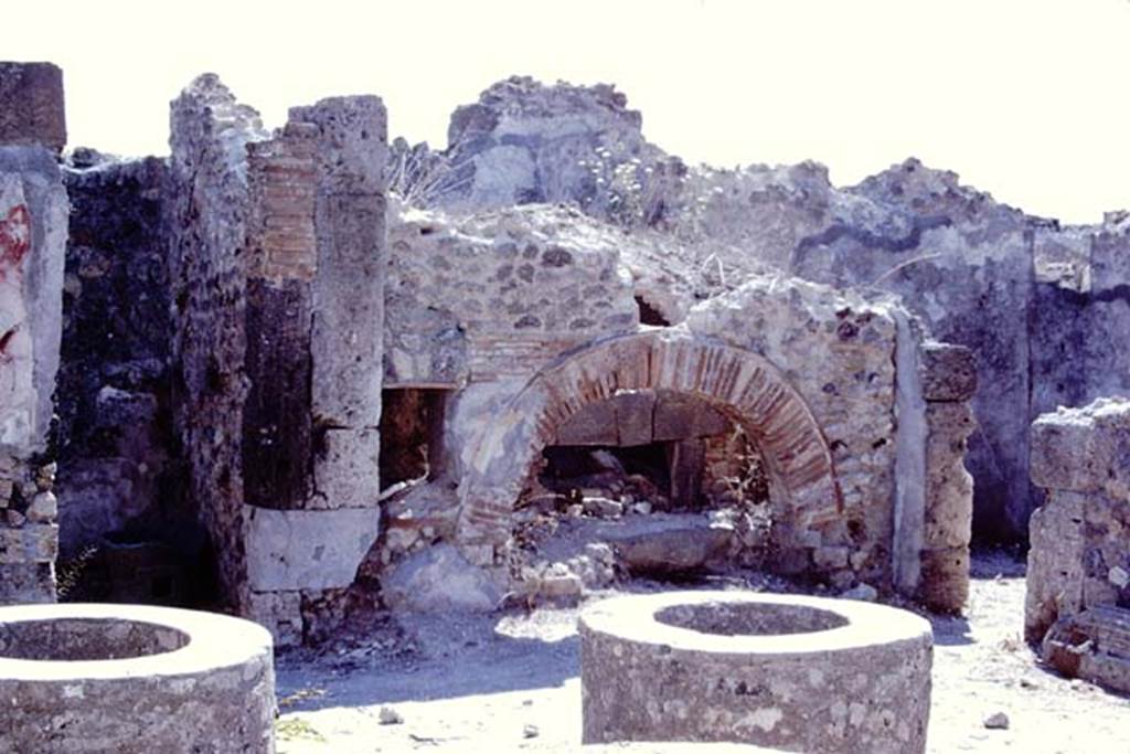 VIII.6.11 Pompeii. 1968. Looking south-east across bakery and oven. Photo by Stanley A. Jashemski.
Source: The Wilhelmina and Stanley A. Jashemski archive in the University of Maryland Library, Special Collections (See collection page) and made available under the Creative Commons Attribution-Non Commercial License v.4. See Licence and use details.
J68f1068