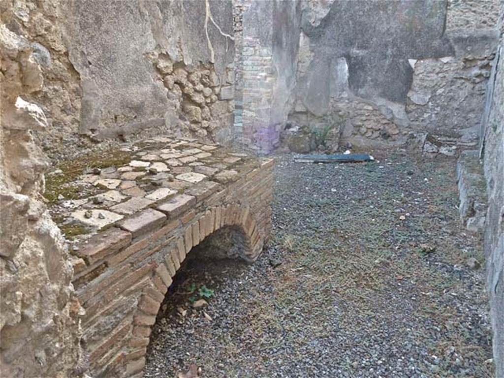 VIII.6.11 Pompeii. September 2011. Looking west in kitchen. According to Mau, "g" was the kitchen; entering from the bakery, on the left was the hearth, on the inside corner to the left was the toilet, and on the right, divided and hidden by a wall bent at right angles, a fusorium. See BdI, 1884, p.139
(“g” è la cucina ; entrando dal pistrino si ha a sinistra il focolare nell'angolo interiore a sinistra sta il cesso, e a destra, diviso e nascosto per un muro piegato ad angolo retto, un fusorium.)