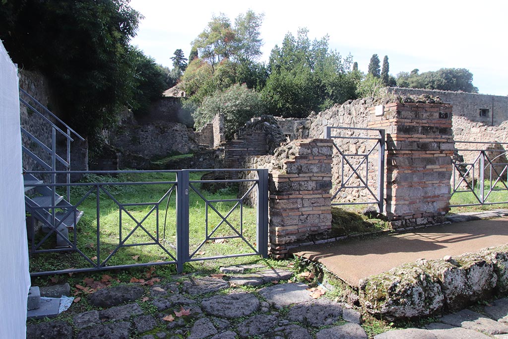 VIII.7.2 Pompeii, centre right. October 2024.
Looking west to entrances on Via Stabiana, with VIII.7.1, on left. Photo courtesy of Klaus Heese.