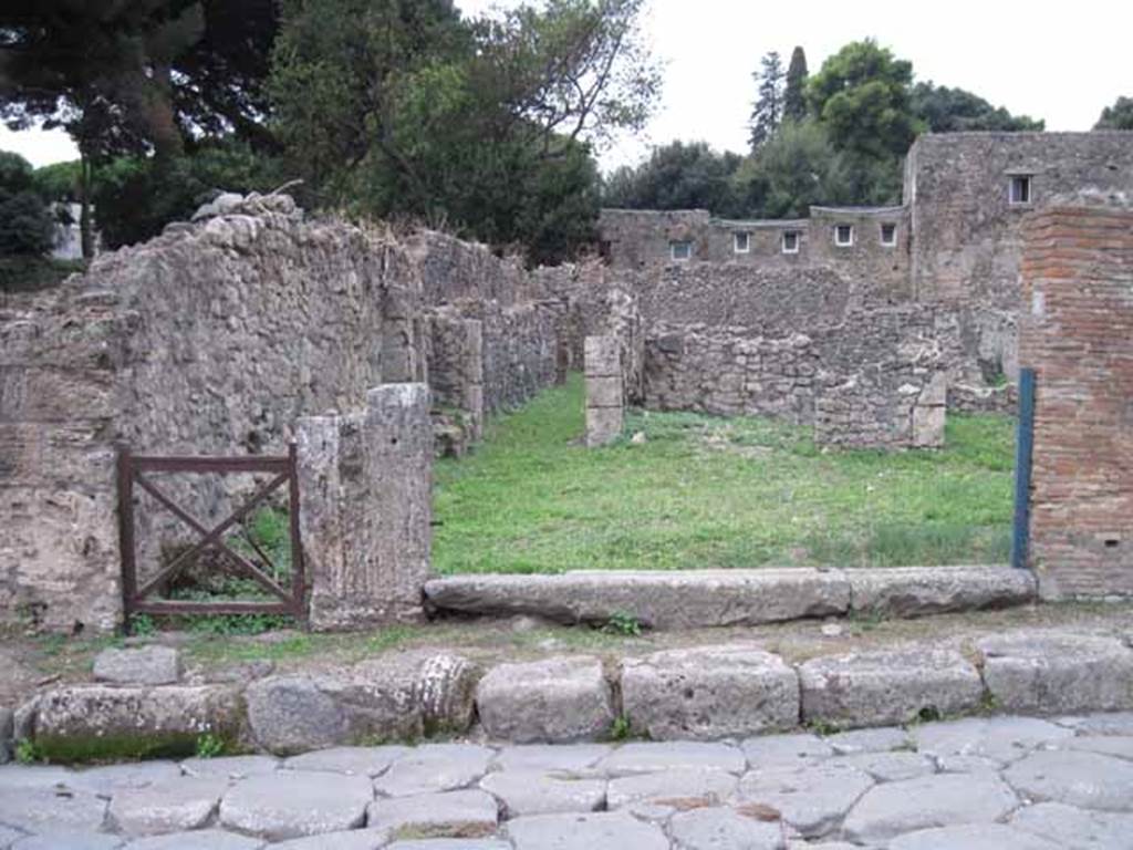 VIII.7.8 Pompeii. September 2010. Entrance on Via Stabiana. Looking west.
Photo courtesy of Drew Baker.