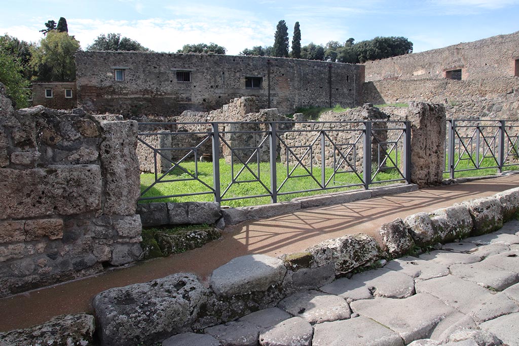 VIII.7.9 Pompeii. October 2024.
Looking north-west from Via Stabiana towards doorway to steps to upper floor, on south side of doorway into VIII.7.10.
Photo courtesy of Klaus Heese.
