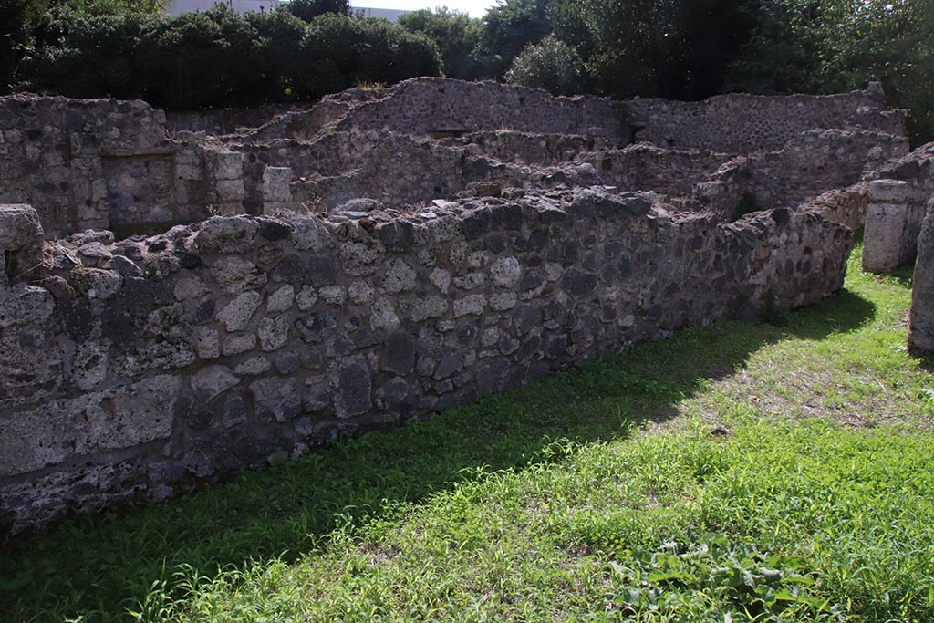 VIII.7.10 Pompeii. October 2024.
Looking west along south wall of shop, leading into south wall of corridor to rear. Photo courtesy of Klaus Heese.