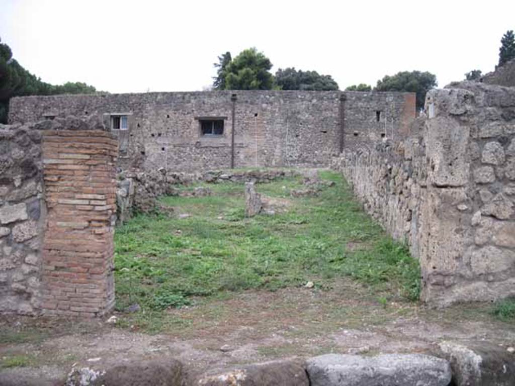 VIII.7.14 Pompeii. September 2010. Entrance on Via Stabiana, looking west across shop to rear. Photo courtesy of Drew Baker.