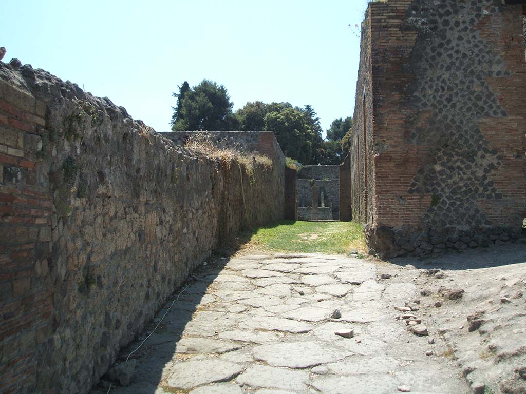 VIII.7.16 Pompeii. September 2005. Entrance from Via Stabiana into Gladiators Barracks.
According to PAH, 23rd July 1768, p.219-220 –
“We have worked where we believe, according to the past report, is the main entrance of the Quartiere. 
Painted above the plaster of the two walls that form this entrance the inscriptions below have been found, which are only the most visible among many that can be seen."
