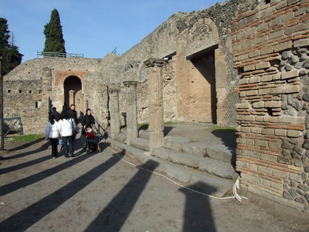 VIII.7.16 Pompeii.  December 2007. North east corner.  Three Ionic columns that formed the entrance hall on the side of the colonnade.
