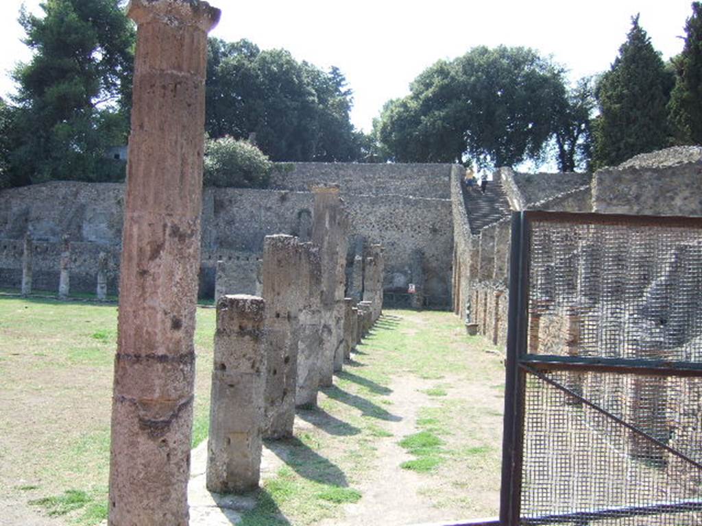 VIII.7.16 Pompeii.  May 2006. Looking west along the north side.