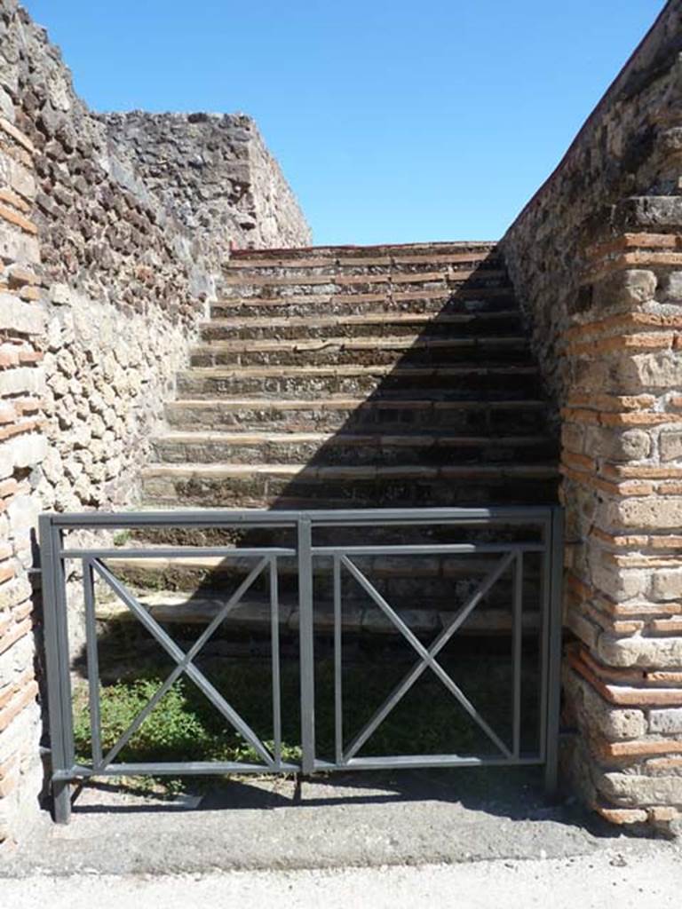 VIII.7.16 Pompeii. September 2015. Broad staircase that would have led to rooms on the upper floor.