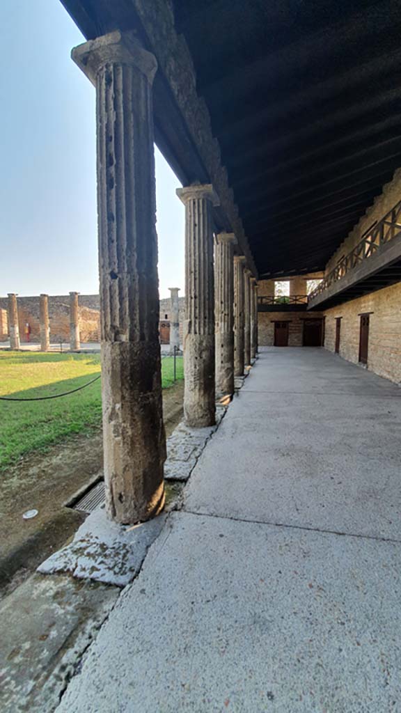 VIII.7.16 Pompeii. July 2021. Looking east along line of columns on south portico.
Foto Annette Haug, ERC Grant 681269 DÉCOR.