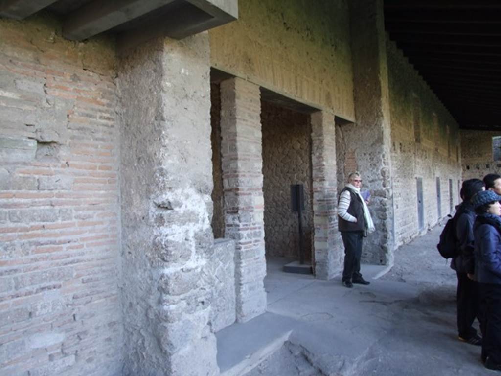 VIII.7.16 Pompeii. December 2007. Exedra in centre of south side.