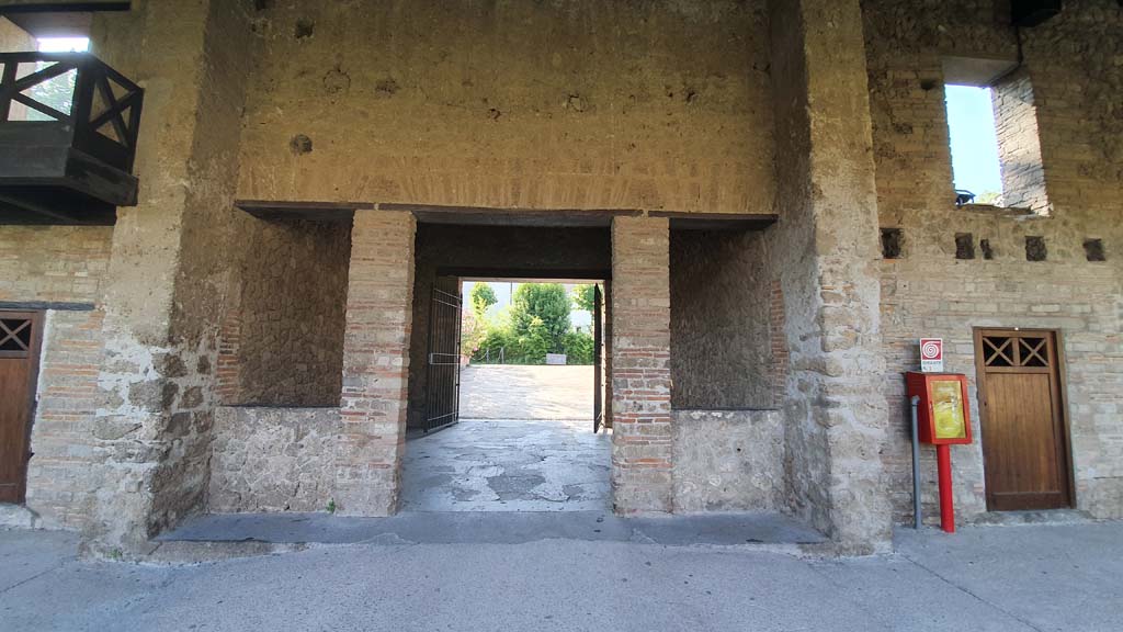 VIII.7.16 Pompeii. July 2021. Doorway to exedra in centre of south side, also used as entrance/exit.
Foto Annette Haug, ERC Grant 681269 DÉCOR.