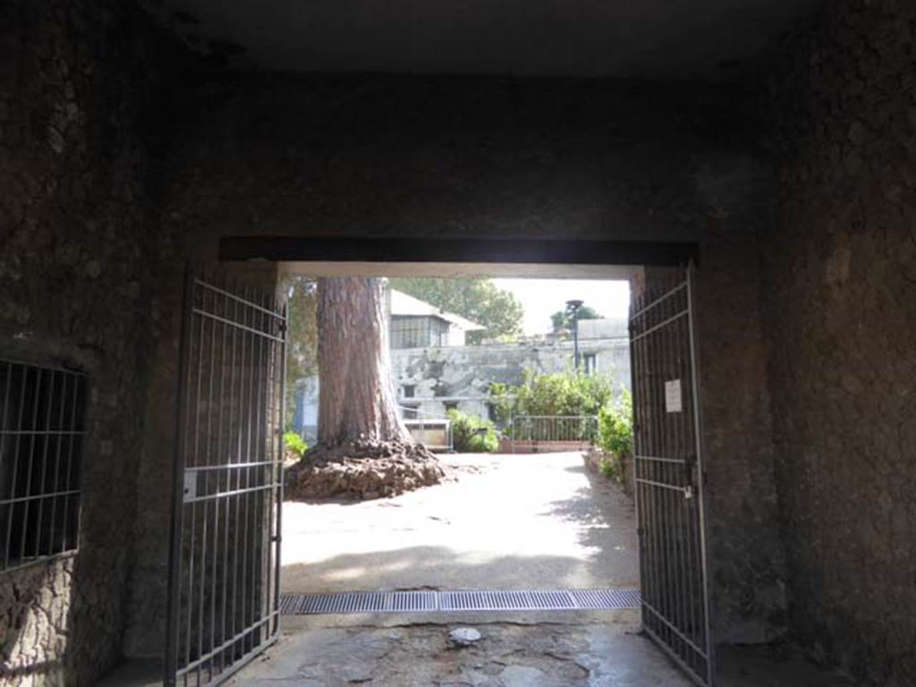 VIII.7.16 Pompeii. October 2014. South, or rear wall of exedra. Photo courtesy of Michael Binns.