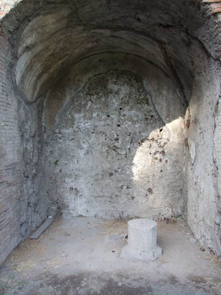 VIII.7.16 Pompeii. September 2005. North West corner. Arch under staircase.