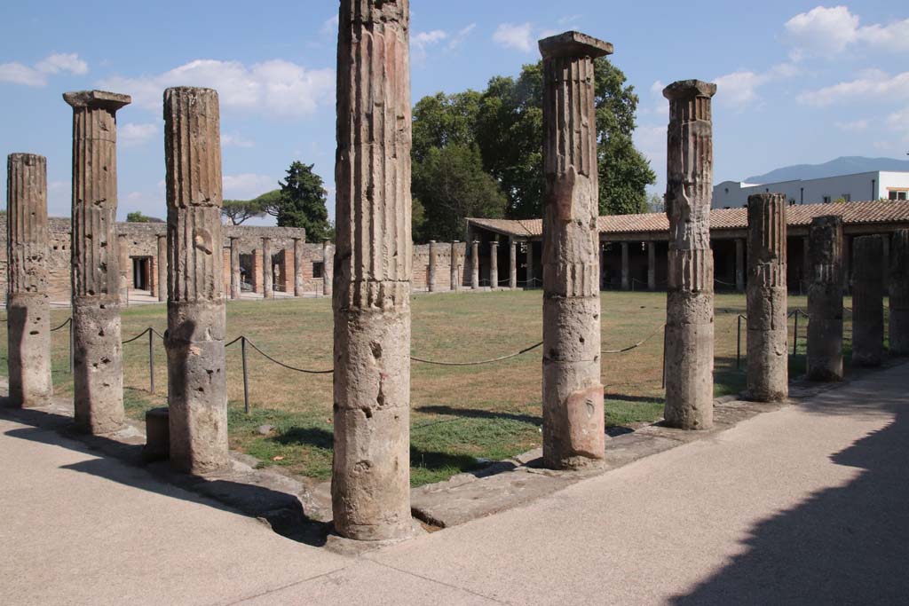 VIII.7.16 Pompeii. September 2021. Looking south-east from north-west corner of portico. Photo courtesy of Klaus Heese.