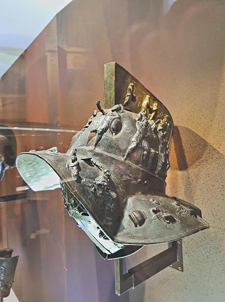 VIII.7.16 Pompeii. Photo taken May 2021, in Naples Archaeological Museum, inv. 5673.
Murmillo’s helmet with scenes of capture of Troy, discovered Pompeii on 23rd May 1767 in Gladiator’s Barracks.
(Side 2). Photo courtesy of Giuseppe Ciaramella.
