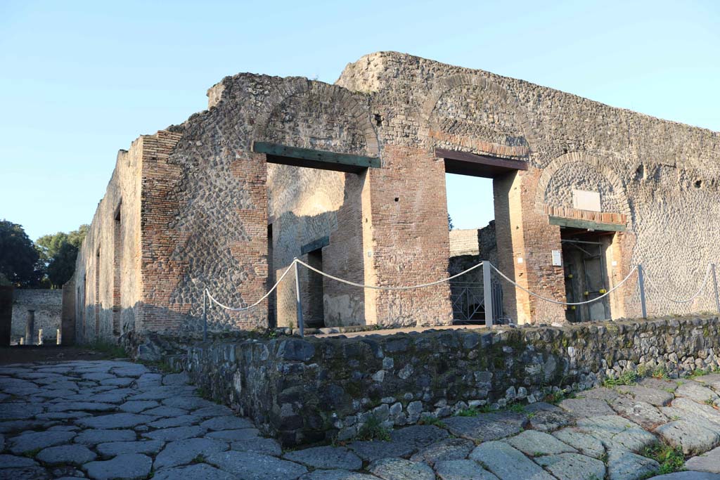 VIII.7.17, Pompeii, left of centre. December 2018.
Looking west to entrances VIII.7.16, on left, and VIII.7.17, 18 and 19, on Via Stabiana. Photo courtesy of Aude Durand.