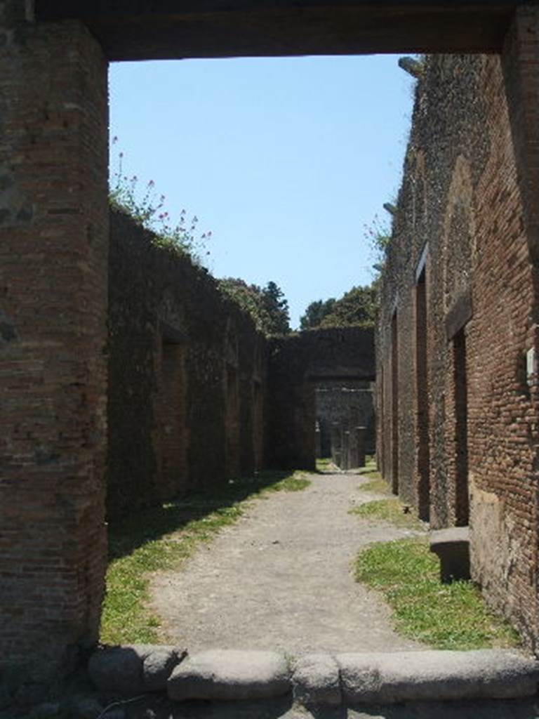 VIII.7.17 Pompeii,. May 2005. Corridor from entrance.