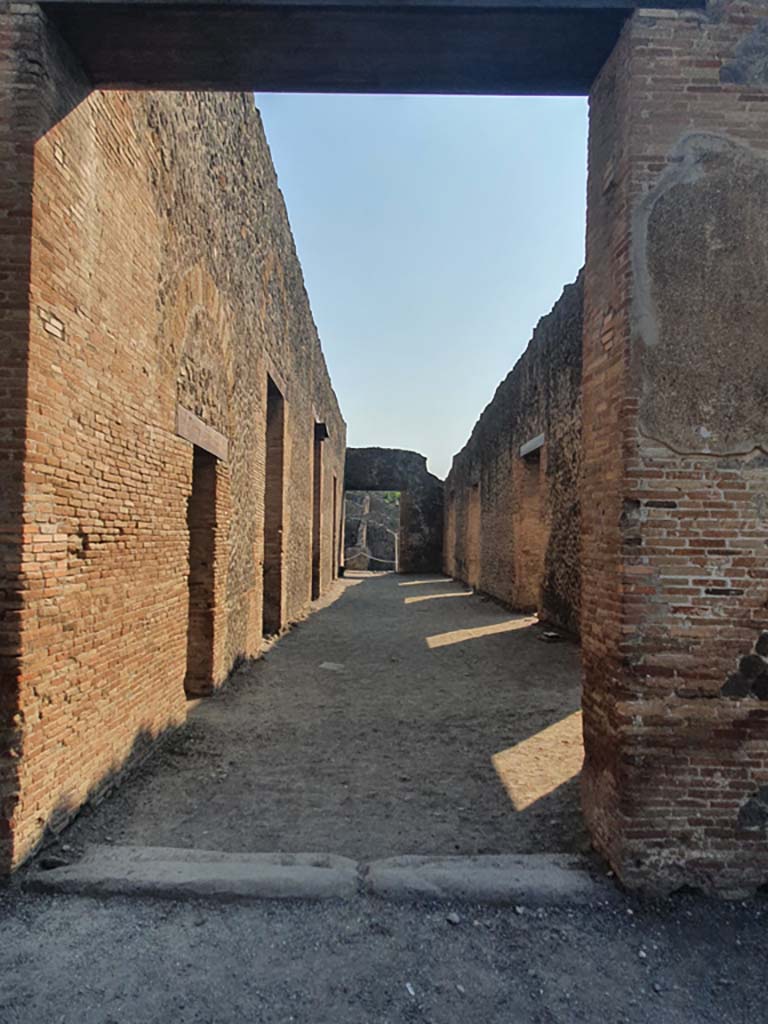 VIII.7.17 Pompeii. July 2021. Looking east from Gladiators’ Barracks to entrance on Via Stabiana.
Foto Annette Haug, ERC Grant 681269 DÉCOR.