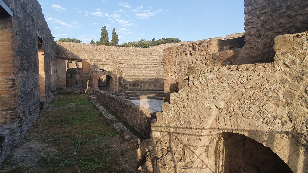 VIII.7.18 Pompeii. August 2021. Looking west across stage from entrance.
Foto Annette Haug, ERC Grant 681269 DÉCOR.