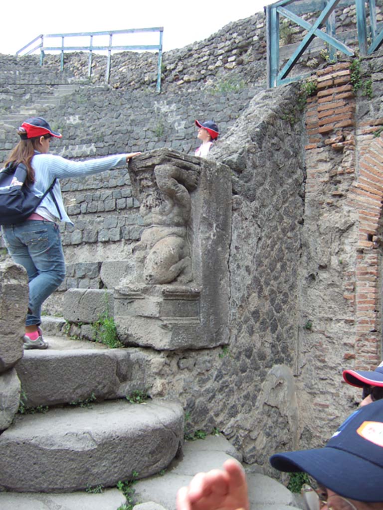 VIII.7.19 Pompeii. May 2006. East end. Kneeling Atlas.