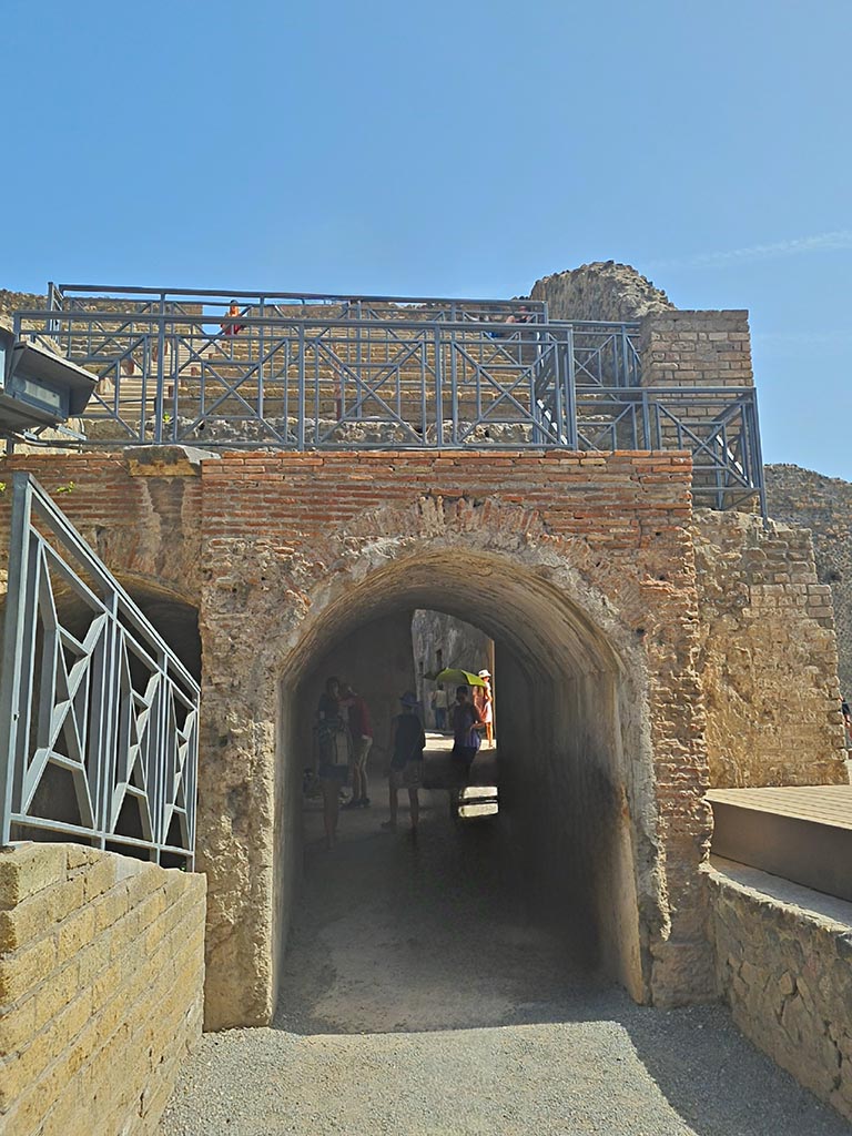 VIII.7.20 Pompeii. September 2024.
Looking east through arch with tribunal above. Photo courtesy of Giuseppe Ciaramella.