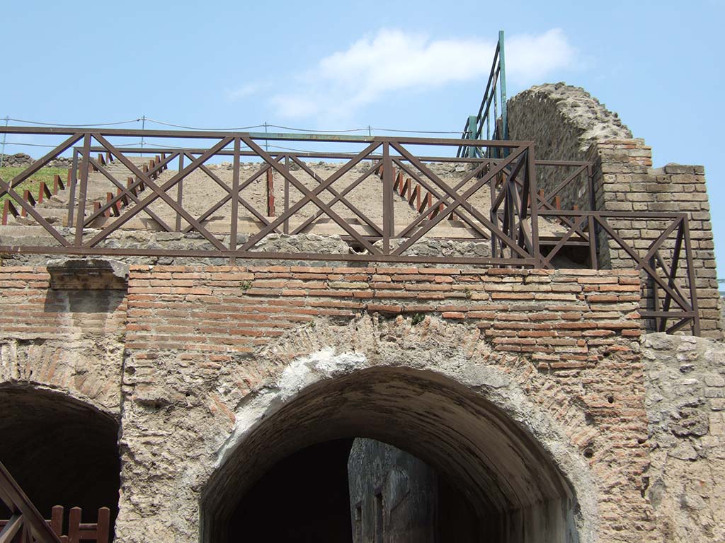 VIII.7.20 Pompeii. May 2006. Tribunal on east side. This was a rectangular platform, reserved for seats for special guests or honoured visitors.
There was also one on the west side - one on either side of the stage.
