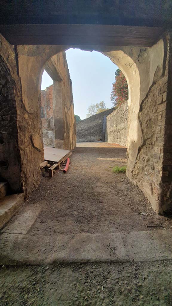 VIII.7.20 Pompeii. August 2021. West side. Room under the seating of the Large Theatre.
Looking south towards the top of the steps from the Triangular Forum.
Foto Annette Haug, ERC Grant 681269 DÉCOR.
On the left are steps to the Tribunal/upper level and next to it is the exit/entrance from the west side of the stage.
The head of Bacchus is on the outer wall above the arch.
This is the same location as our May 2006 picture but looking south instead of north.