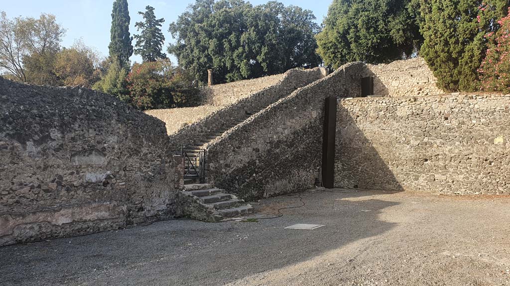 VIII.7.20 Pompeii. August 2021. West side.
Looking south-west towards steps down from Triangular Forum in area at rear of stage.
Foto Annette Haug, ERC Grant 681269 DÉCOR.