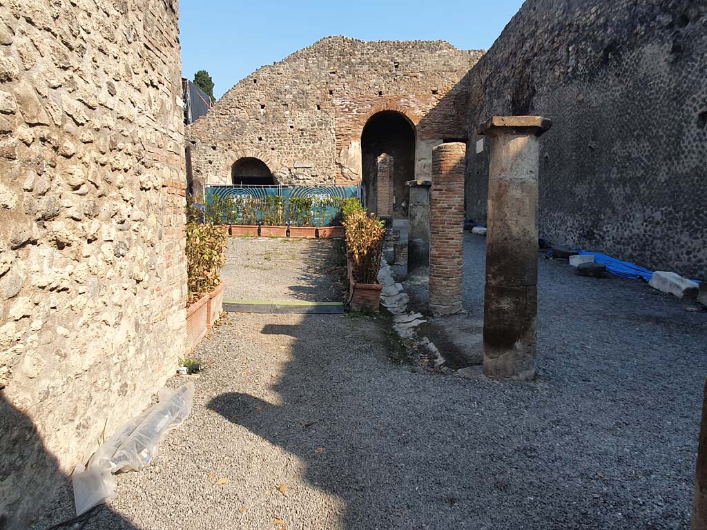 VIII.7.20 Pompeii. July 2021. Looking north in area on east side near the stage.
Foto Annette Haug, ERC Grant 681269 DÉCOR.