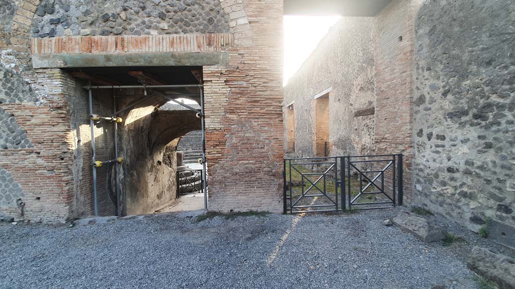 VIII.7.20 Pompeii. August 2021. Looking east to exit/entrances to Little Theatre, on left, and VIII.7.18, on right.
Foto Annette Haug, ERC Grant 681269 DÉCOR.