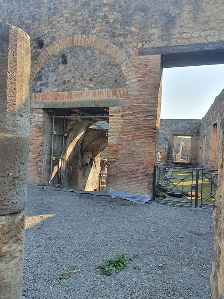 VIII.7.20/19 Pompeii. July 2021.
Looking east to exit/entrances to Little Theatre, on left, and VIII.7.18, on right.
Foto Annette Haug, ERC Grant 681269 DÉCOR.