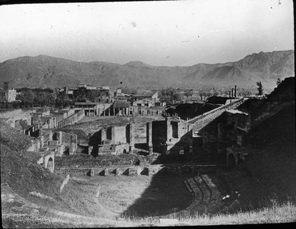 VII.7.21 Pompeii. Looking south towards stage and Gladiator’s Barracks from top of Large Theatre. Photo by permission of the Institute of Archaeology, University of Oxford. File name instarchbx208im085. Resource ID. 44411