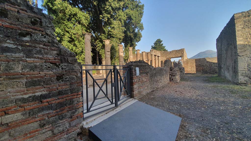 VIII.7.21 Pompeii. August 2021. Looking towards entrance/exit to Large Theatre from Triangular Forum, centre left.
Foto Annette Haug, ERC Grant 681269 DÉCOR.