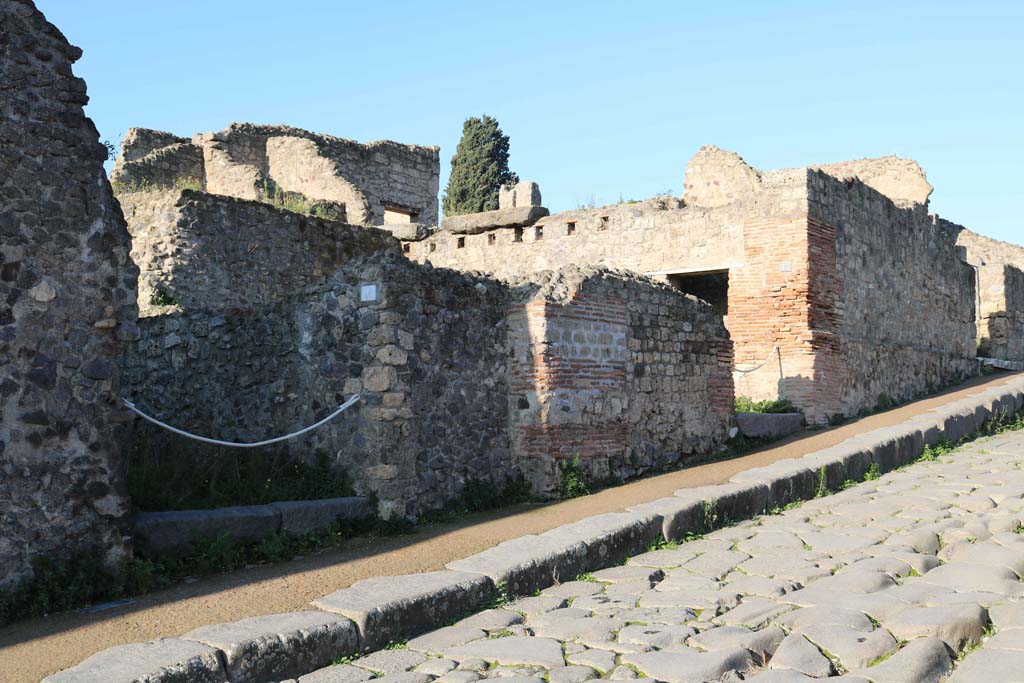 VIII.7.22 Pompeii, on left, and VIII.7.23, on right. December 2018.
Looking north along west side of Via Stabiana. Photo courtesy of Aude Durand.