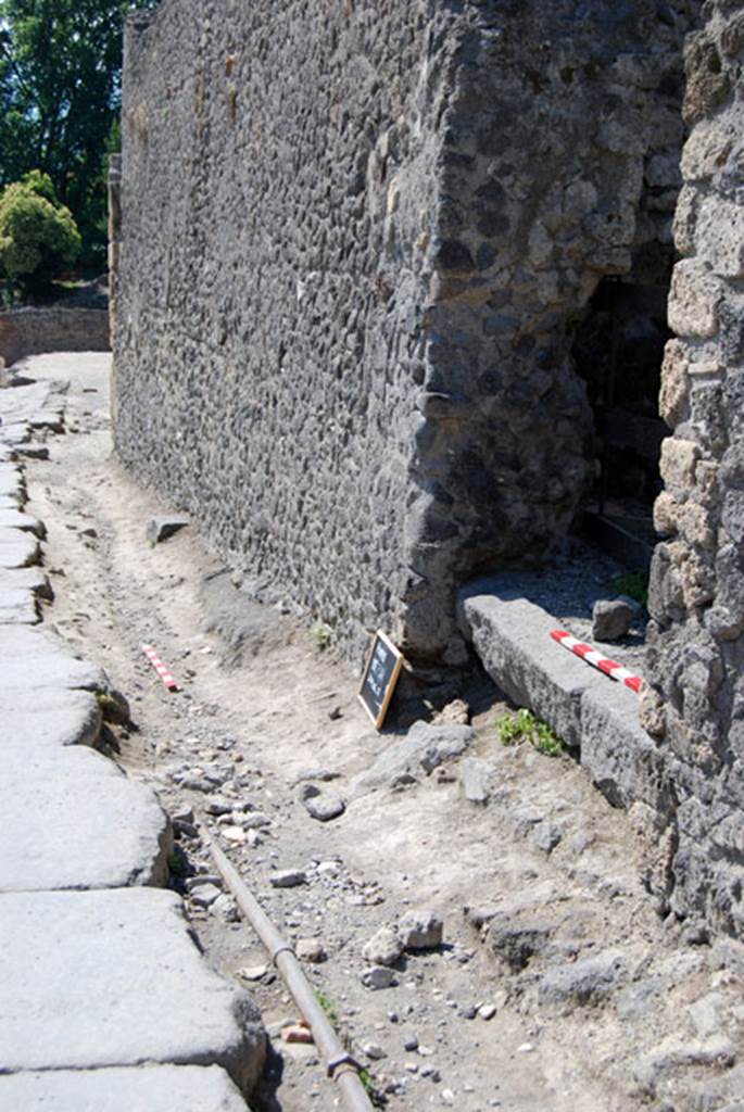 VIII.7.22 Pompeii. June 2009. Looking south along façade and pavement on Via Stabiana. Photo courtesy of Sera Baker.