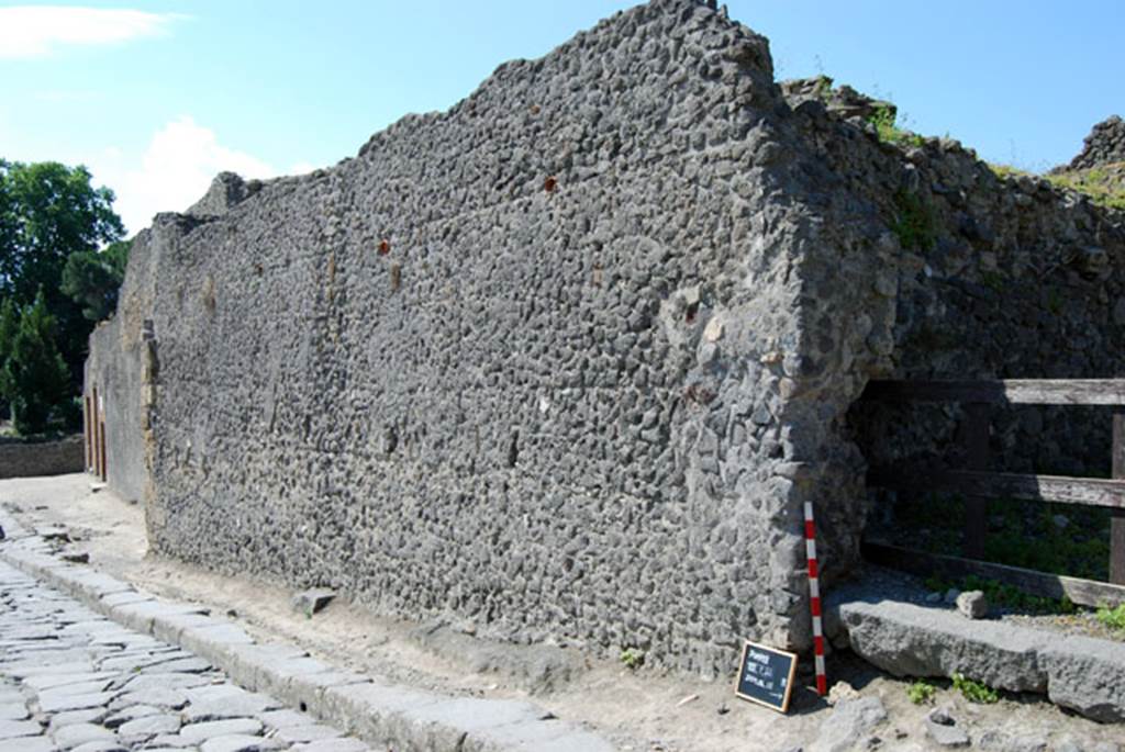 VIII.7.22 Pompeii. June 2009. Exterior wall façade on south side of entrance doorway.
Photo courtesy of Sera Baker.