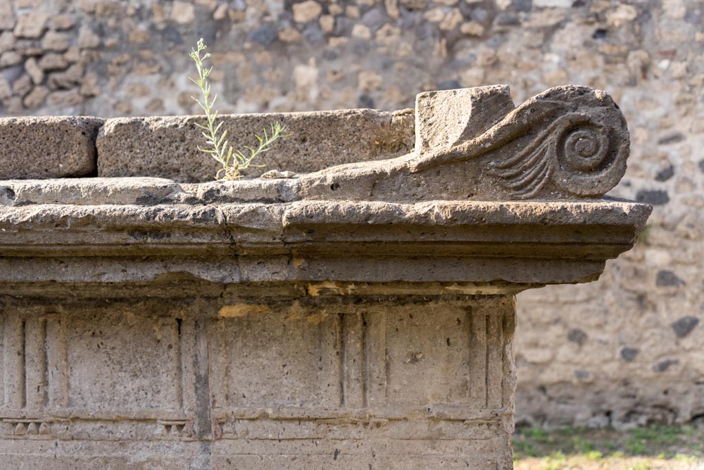 VIII.7.25 Pompeii. October 2023. South side of altar at east end. Photo courtesy of Johannes Eber.