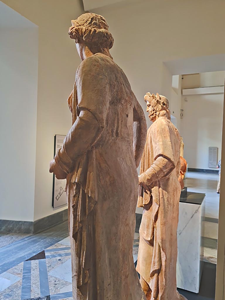VIII.7.25 Pompeii. April 2023.
Detail of rear of terracotta statues of Asclepius, and Venus, on display in Naples Museum “Campania Romana” gallery.
Photo courtesy of Giuseppe Ciaramella.