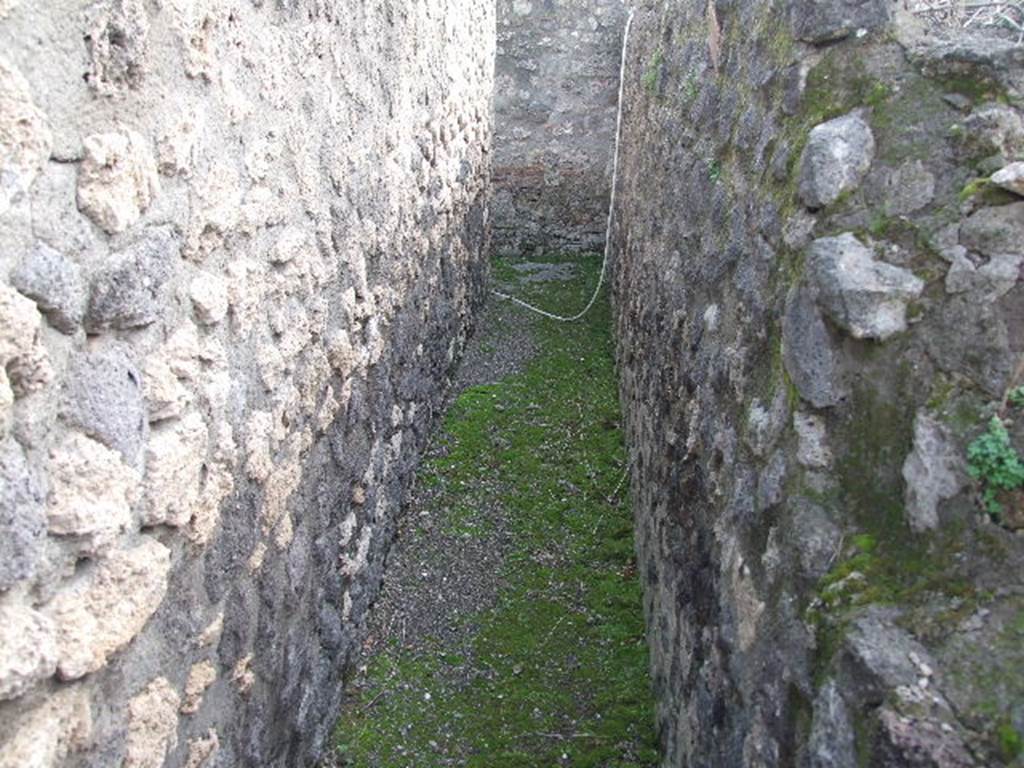 VIII.7.25 Pompeii. December 2006. Corridor around shrine on podium. Looking south along rear west side.