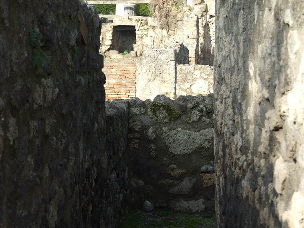 VIII.7.25 Pompeii. December 2006. Corridor around shrine on podium.