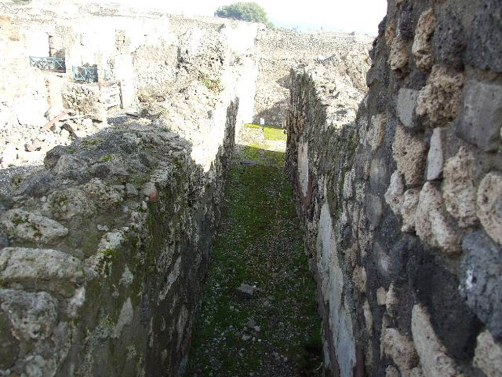 VIII.7.25 Pompeii. December 2006. Corridor around shrine on podium.