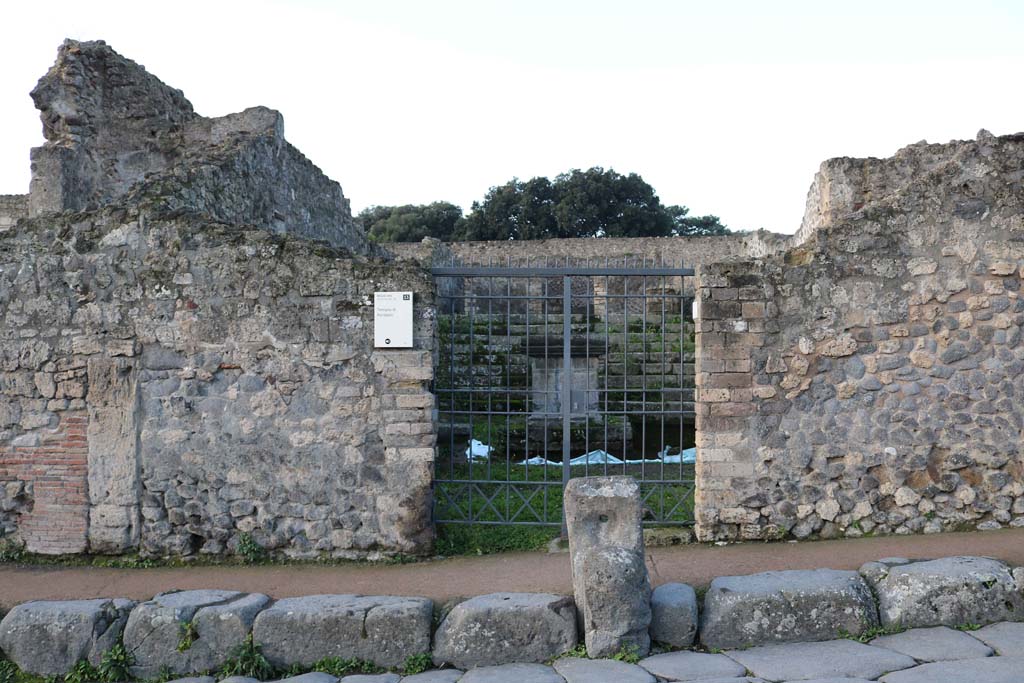 VIII.7.25, Pompeii. December 2018.
Looking west on Via Stabiana, towards entrance doorway and fountain. Photo courtesy of Aude Durand.