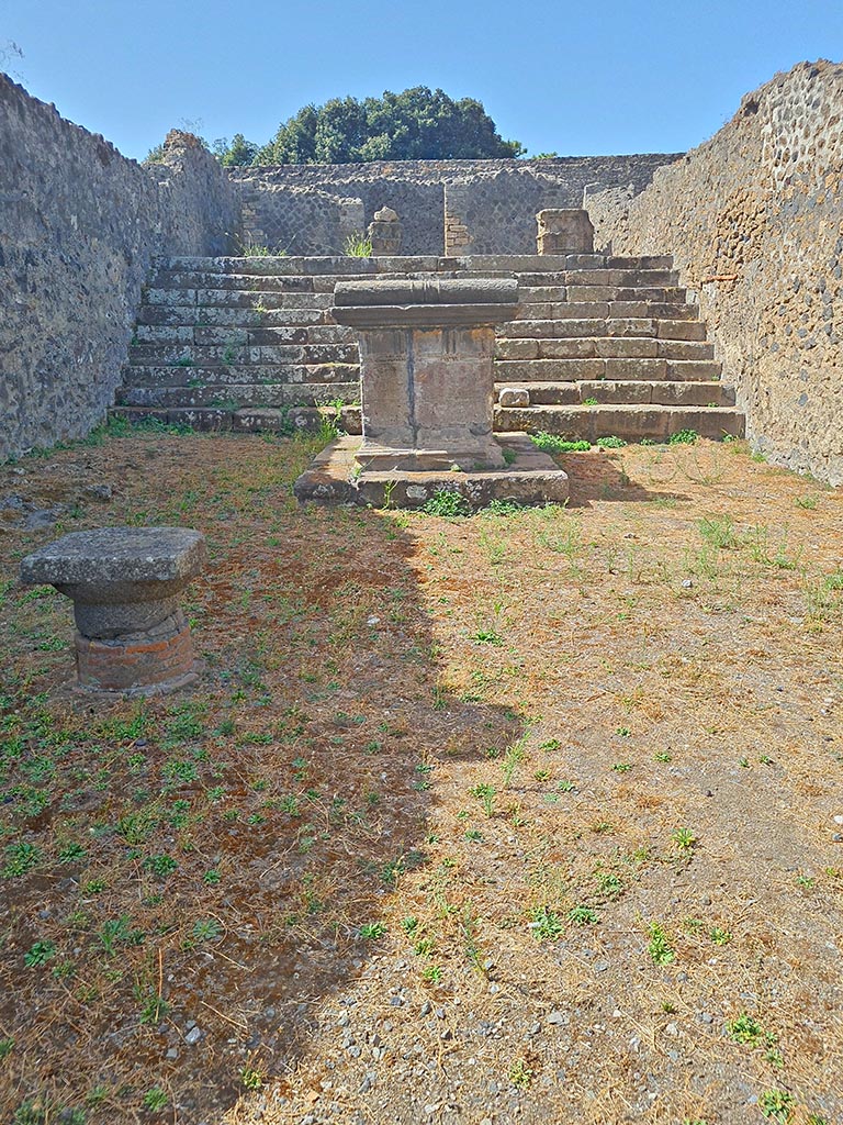 VIII.7.25 Pompeii. September 2024.
Looking west towards altar from entrance doorway. Photo courtesy of Giuseppe Ciaramella.