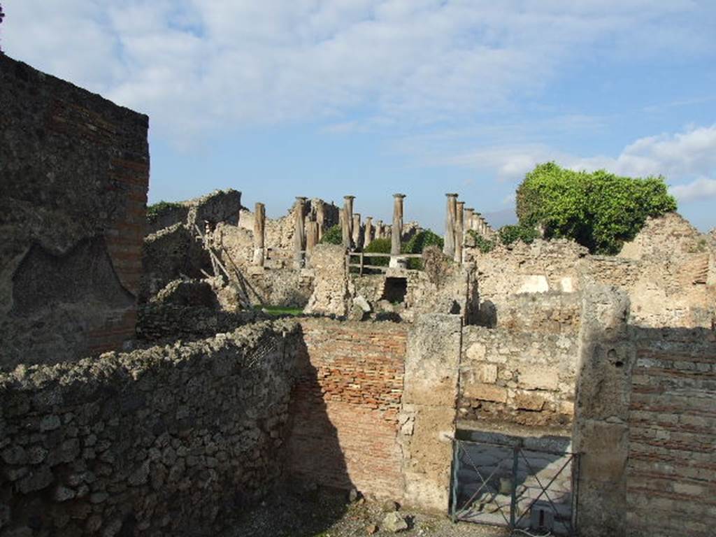 VIII.7.26 Pompeii. September 2005. North-west corner of main entrance room, showing doorway onto Via del Tempio d’Iside from inside. Photo taken from VIII.7.25.