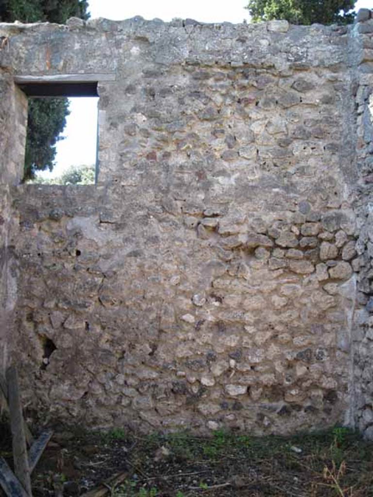 VIII.7.26 Pompeii. September 2010. West wall with window onto the alleyway, overlooking the Temple of Isis. Photo courtesy of Drew Baker.
.