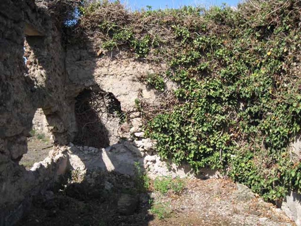 VIII.7.26 Pompeii. September 2010. North-west corner and north wall of triclinium. Photo courtesy of Drew Baker.